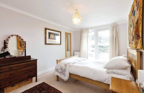 Cheltenham House | 3BR Cheltenham House - Elegance and Comfort