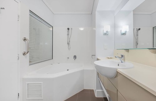 Urangan Apartment | Stunning Poolside Paradise - Amazing Design, Gym, Pool, Parking