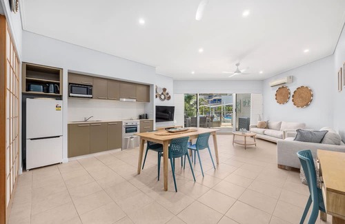 Urangan Apartment | Stunning Poolside Paradise - Amazing Design, Gym, Pool, Parking