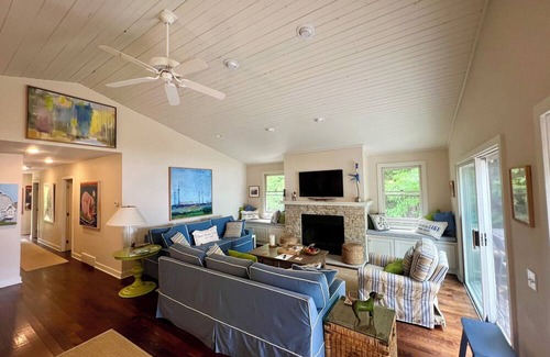 Sturgeon Bay House | The Villa -A Fabulous Waterfront Cottage