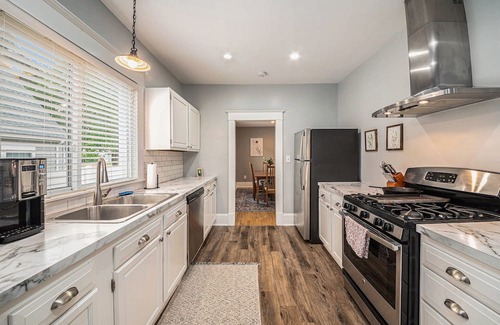 Grandville House | Cozy First Floor Apartment