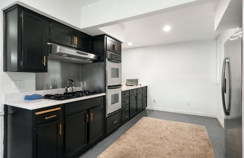 Dawson House | Oakshade Oasis – Immaculate 4 BDR w/Private Pool! Walk to S. Congress & Lamar