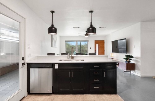 Dawson House | Oakshade Oasis – Immaculate 4 BDR w/Private Pool! Walk to S. Congress & Lamar