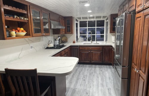 Chatsworth House | Cozy house with backyard in suburban neighborhood, central to Valley near 118