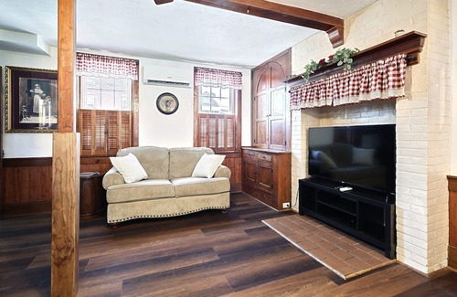 New Oxford Apartment | Historic Barker House 2 near Gettysburg