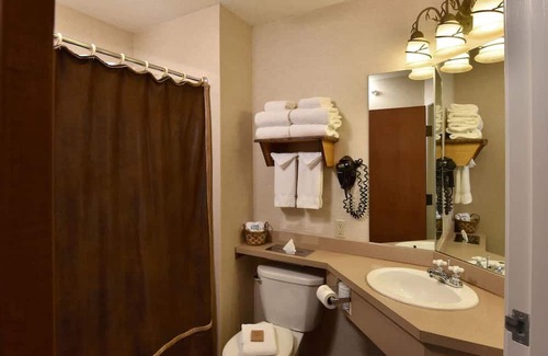 St. Joseph House | Deluxe 2 Double, Stoney Creek St. Joseph, Wild West Charm | 4 Units