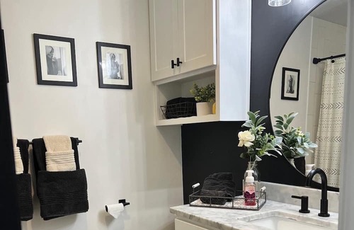 Bel-air Heights House | Comfortable Contemporary PrivateRoom w Shared LivingSpace heart of OverlandPark