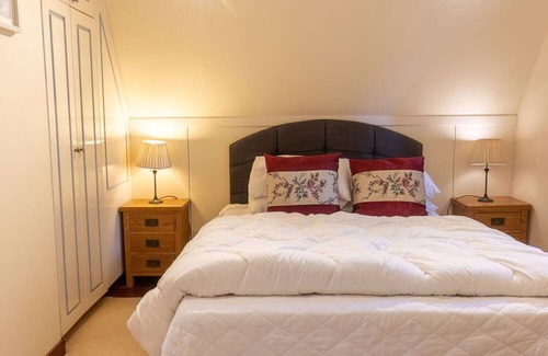 South Laggan House | Stunning private villa for 5 guests with WIFI, TV, terrace, panoramic view and parking