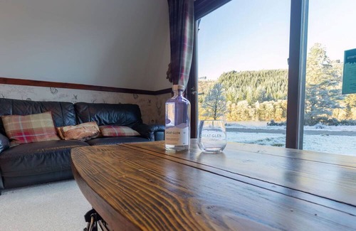 South Laggan House | Stunning private villa for 5 guests with WIFI, TV, terrace, panoramic view and parking