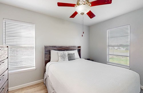 Bay Area House | Dog-friendly charmer with large yard, open layout, internet, W/D, & central AC