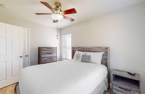 Bay Area House | Dog-friendly charmer with large yard, open layout, internet, W/D, & central AC