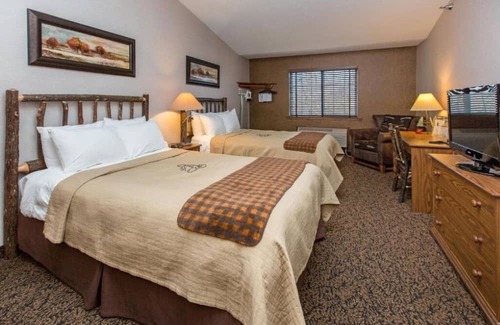 Onalaska House | Rustic Elegance: Lodge with Pantry, Patio & Saloon! 2 Pools | 3 Units