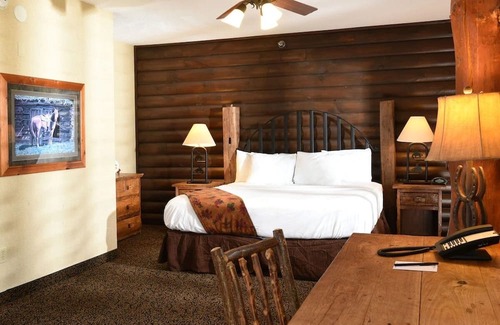 Onalaska House | Home-Away-From-Home in Onalaska w/ Hot Tub and Breakfast | 3 Units