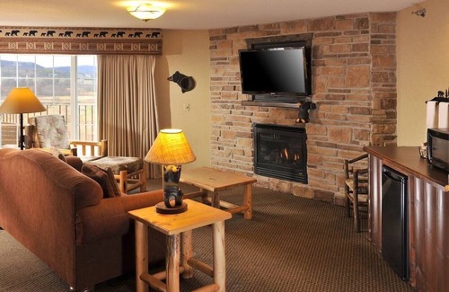 Onalaska House | Home-Away-From-Home in Onalaska w/ Hot Tub and Breakfast | 3 Units