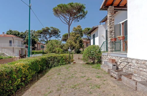 Tirrenia Villa | Villa 'Allori Tirrenia' with Private Terrace and Private Garden