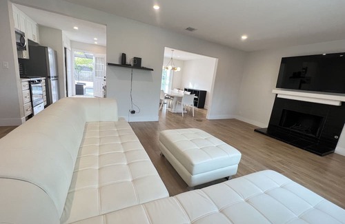 Lake Balboa House | Lake Balboa gated corner lot with large pool and yard