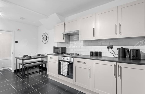 Reading House | Amazing, Spacious 4BR Home: Weekly | Monthly Stays
