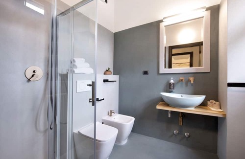 Calolziocorte Apartment | Apartment "Hotel Locanda Leonardo Bellagio" with Mountain View, Shared Terrace & Wi-Fi