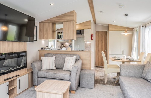Kelso Apartment | These 2-bedroom gold caravans sleep up to 6 with an optional sleeper sofa in the lounge, and offer c