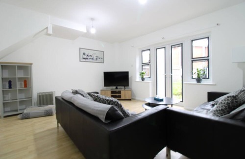 Nine Elms House | Immaculate Nine Elms Room Let!