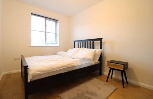 Nine Elms House | Immaculate Nine Elms Room Let!