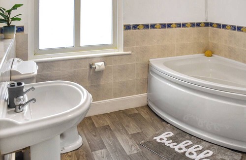 Great Yarmouth Cottage | A welcoming haven for larger families seeking seaside holidays.