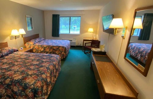 Boulder Junction House | Boulder Bear Motor Lodge - Two Queen Beds 106 Back