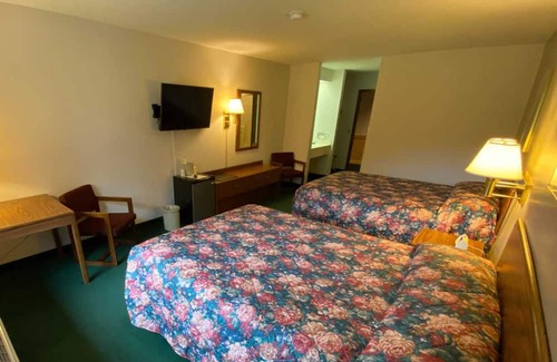 Boulder Junction House | Boulder Bear Motor Lodge - Two Queen Beds 106 Back