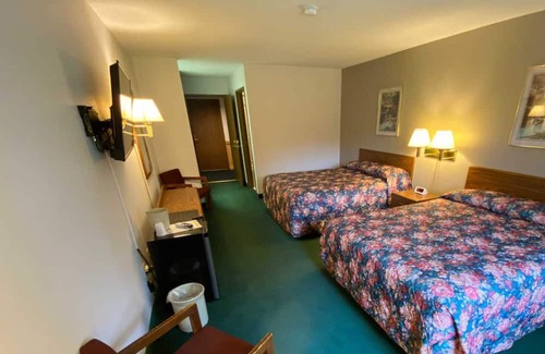 Boulder Junction House | Boulder Bear Motor Lodge - Two Queen Beds 106 Back
