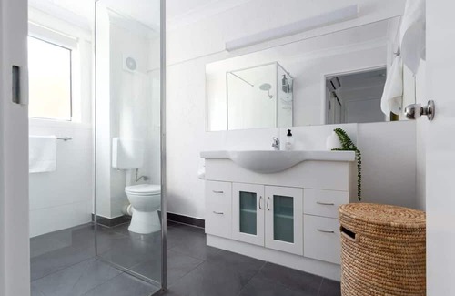 Riverside Apartment | Cute and Cosy Studio with Parking & WiFi