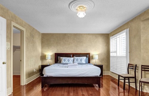 East Credit House | Homey Queen Retreat with Kitchen & Living Room