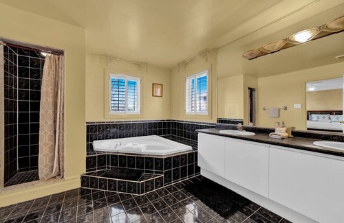 East Credit House | Homey Queen Retreat with Kitchen & Living Room
