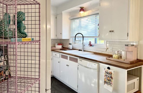 Sharon Heights House | The Pink House -2 bedroom, Downtown Columbus, OSU, short-north, nationwide arena