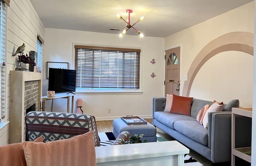 Sharon Heights House | The Pink House -2 bedroom, Downtown Columbus, OSU, short-north, nationwide arena