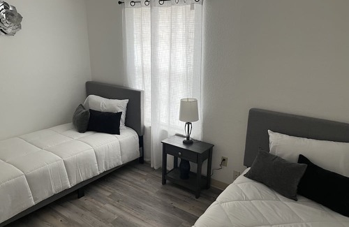 Eagle Pass Apartment | Hwy Apt - 2 bed/1 bath/Sleeps four/ 5 miles to Casino