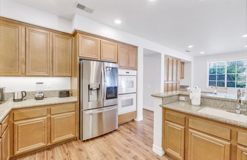 Eastvale House | 4B2.5B/Private Hot tub/Amazing pool/Private garden