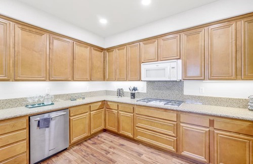 Eastvale House | 4B2.5B/Private Hot tub/Amazing pool/Private garden