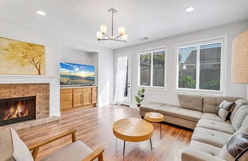 Mira Loma House | 4B2.5B/Private Hot tub/Amazing pool/Private garden