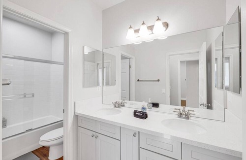Mira Loma House | 4B2.5B/Private Hot tub/Amazing pool/Private garden