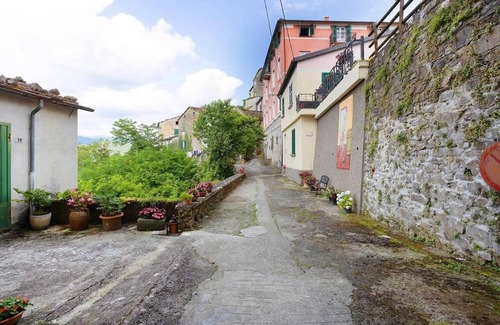 Bracelli House | Near the 5Terre, apartment located inside the Palazzo Ravaschieri.