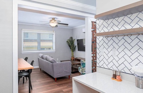 Cottage Line Apartment | The Tide Suite / Direct Beach Access