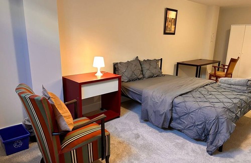 Ottawa Division House | New Modern & Classy 4BD/3.5 Bath Townhome|SelfCheck-In+Parking & Kitchen-Kanata