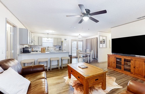 Knox City House | Recently renovated dog-friendly home with enclosed backyard, streaming, patio