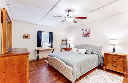 Knox City House | Recently renovated dog-friendly home with enclosed backyard, streaming, patio