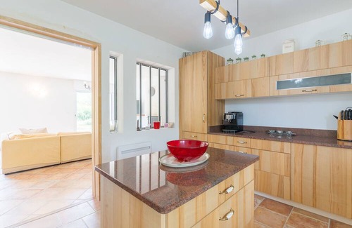 Montjustin House | La Bergerie Montjustin gîte with view of the hills, private swimming pool