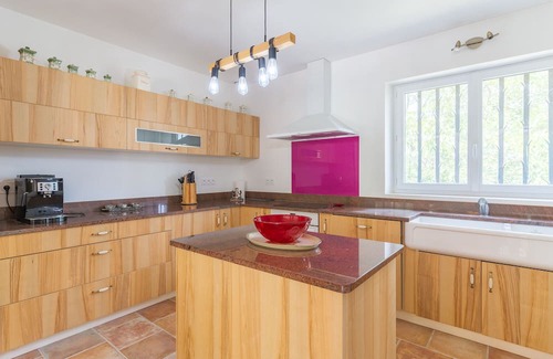 Montjustin House | La Bergerie Montjustin gîte with view of the hills, private swimming pool