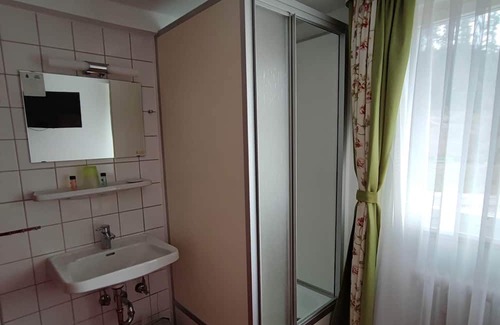 Hundsbach House | Comfortable single room with shared bathroom and kitchen