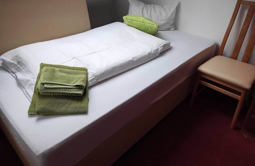 Hundsbach House | Single room with shared bathroom and kitchen
