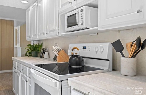 Rogers Cottage | Creekside Oasis: Pool/Hot Tub | Beaver Lake & DTR