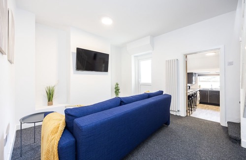 Aveley House | Luxury 4 beds, 3 baths, free parking, river view